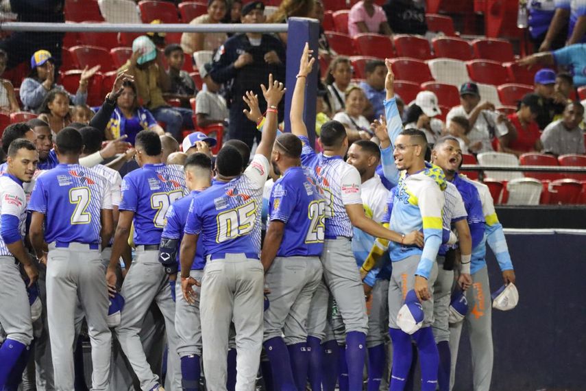 B Isbol Mayor Col N Gana Y Se Mantiene Con Vida En La Serie Final