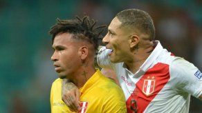 Perú se quita a Uruguay en cuartos por penales y se cita con Chile en semifinales