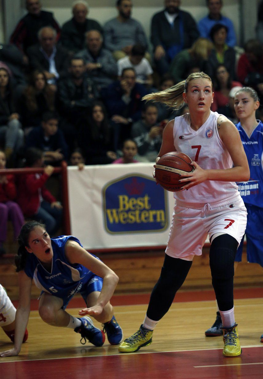 Basquetbolista serbia vuelve a profesionalismo sin pierna