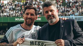 Lionel Messi recibe camiseta del Elche en el estadio Martínez Valero