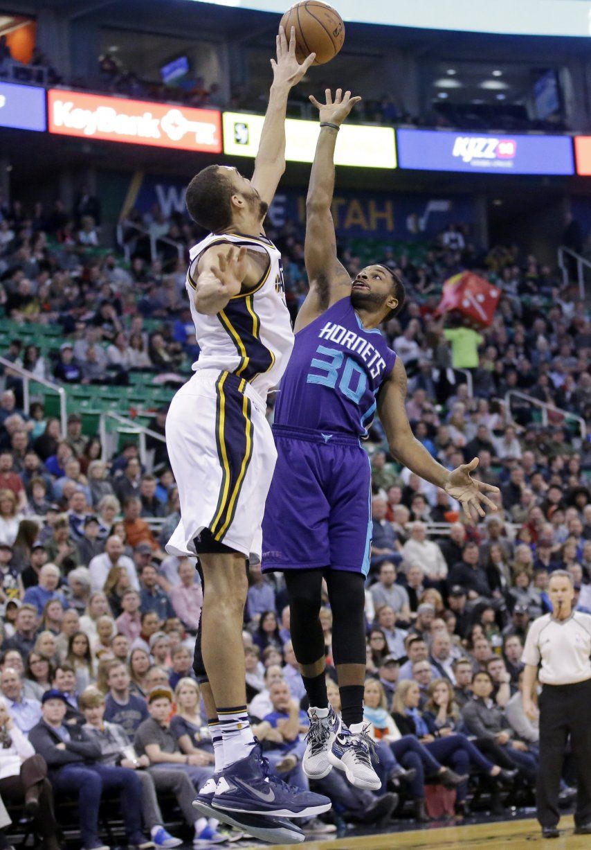 Hood anota 24 puntos en la victoria de Jazz sobre Hornets