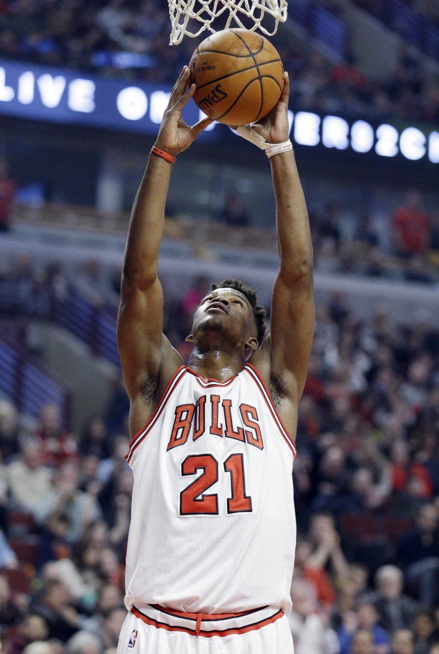 Bulls, sumamente diezmados, derrotan a Wolves