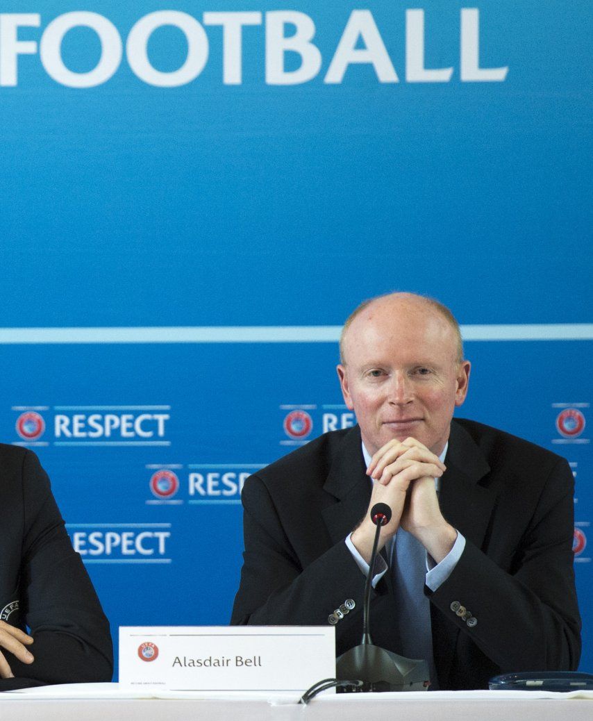 FIFA contrata a dos prominentes abogados de UEFA