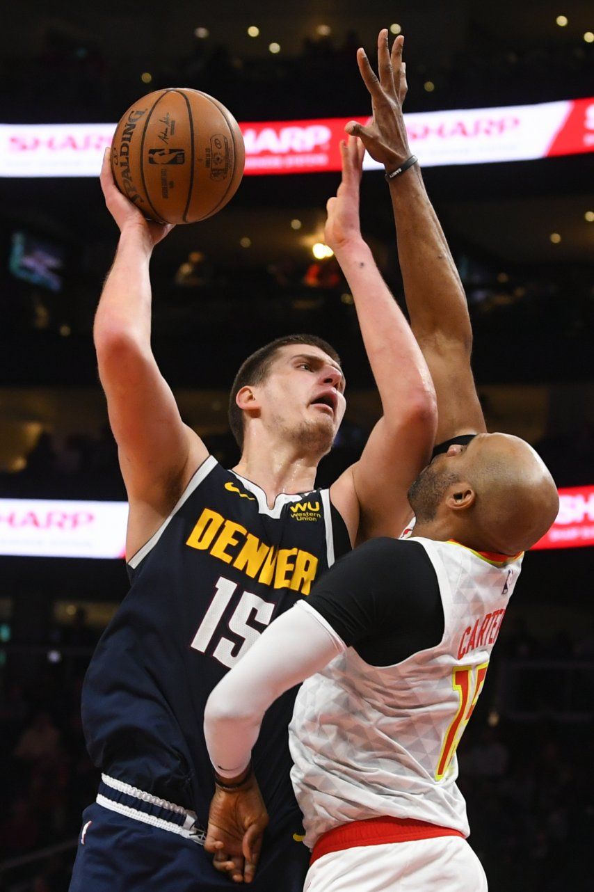 Jokic prodiga 47 puntos; Nuggets derrotan a Hawks
