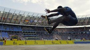 Phillips gana el salto largo en mundial