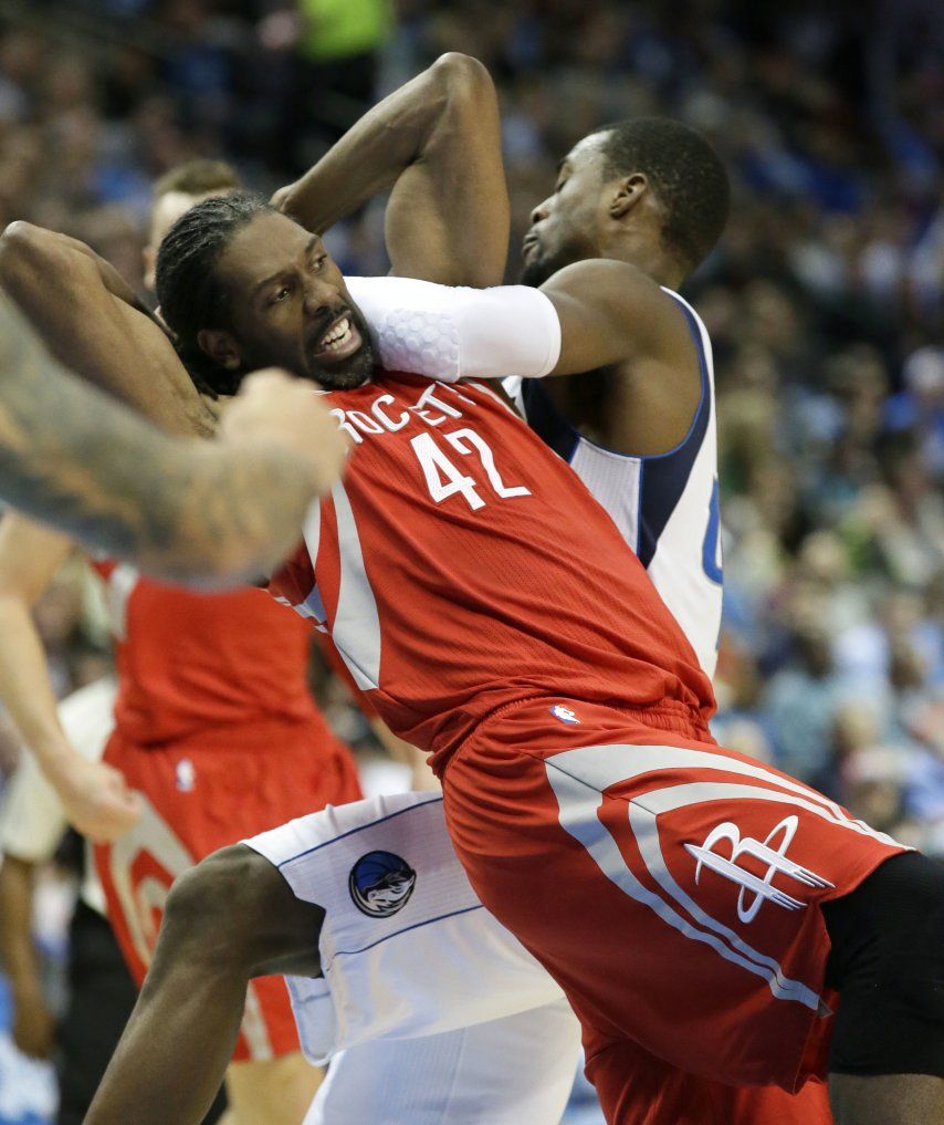 Rockets completan barrida sobre Mavericks en duelo tenso