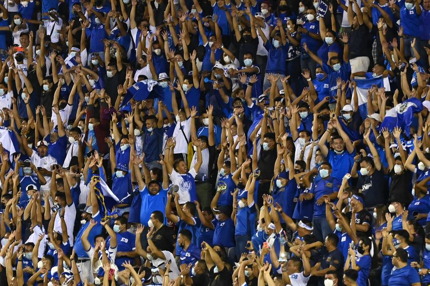 El Salvador recibe sanción tras mala conducta de aficionados