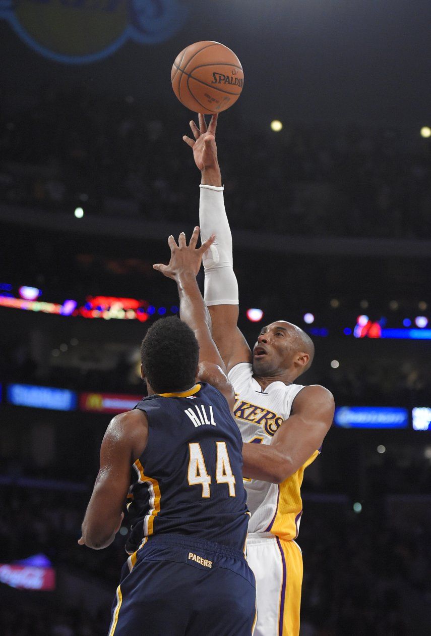 Kobe Bryant guía a Lakers en ajustado triunfo sobre Pacers