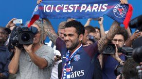 El brasileño Dani Alves anuncia su marcha del París Saint-Germain