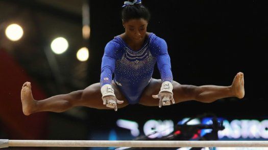 Biles logra el título mundial por equipos en su regreso a la competición