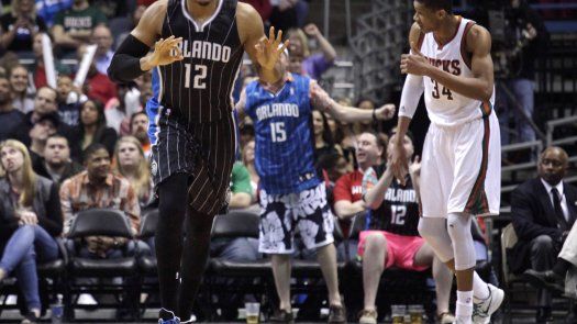 Harris y Vucevic guían a Magic a victoria sobre Bucks