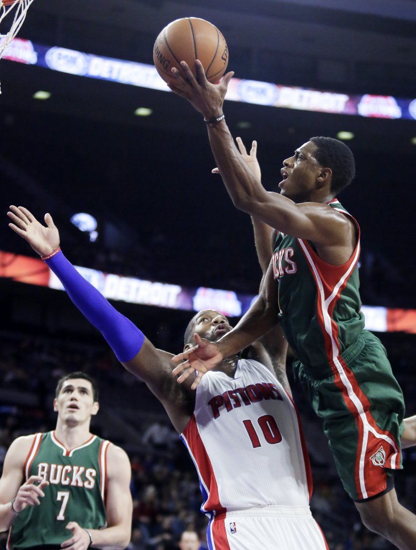 Bucks vence a Pistons