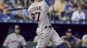 Astros anotan 5 en la 9na y doblegan a Reales