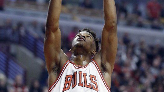 Bulls, sumamente diezmados, derrotan a Wolves