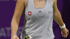 Wozniacki supera calambres para derrotar a Zvonareva