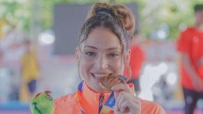 Carolena Carstens, con su medalla de oro en los Juegos Bolivarianos 2022.