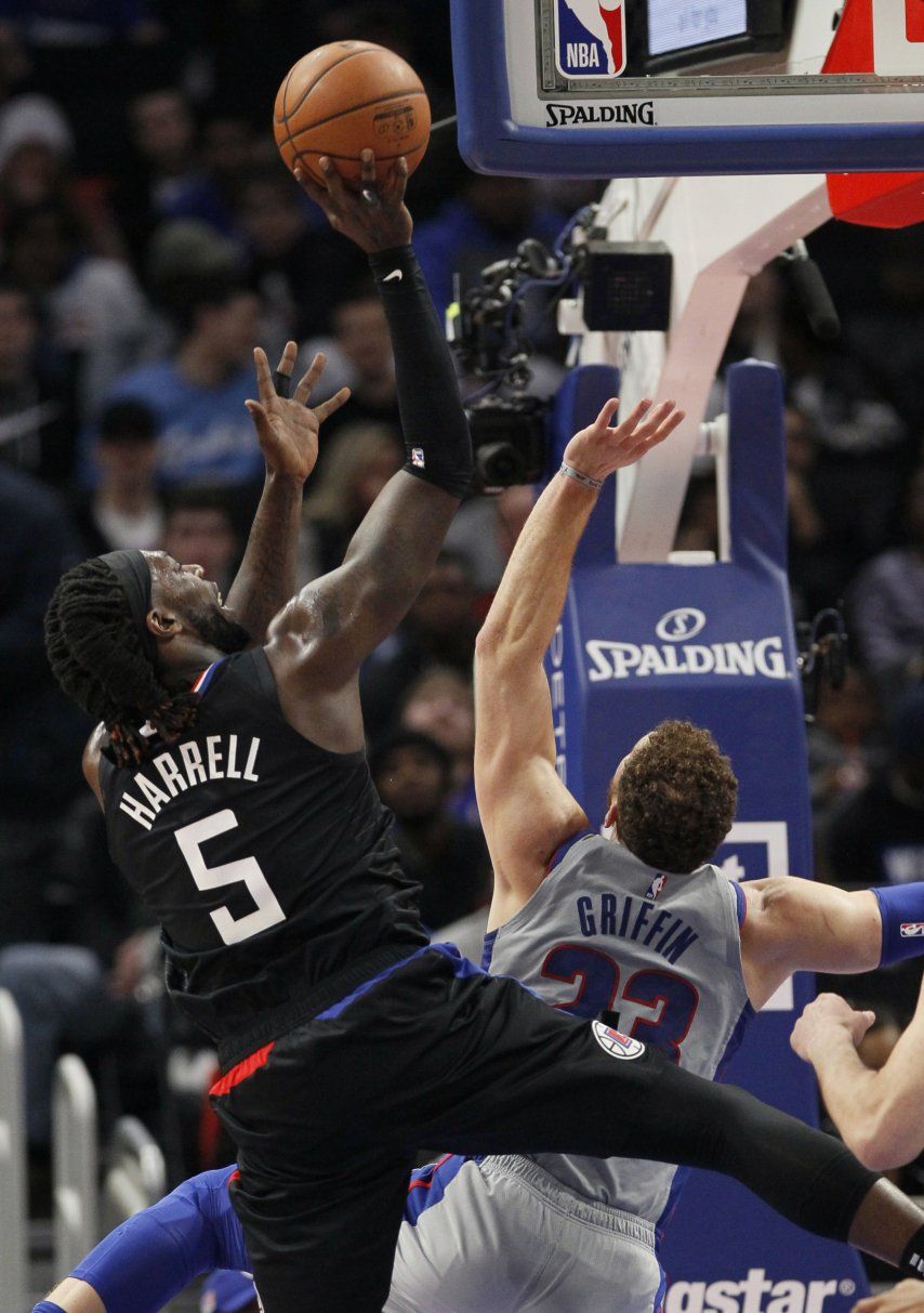 Clippers remontan y ganan 111-101 a Pistons