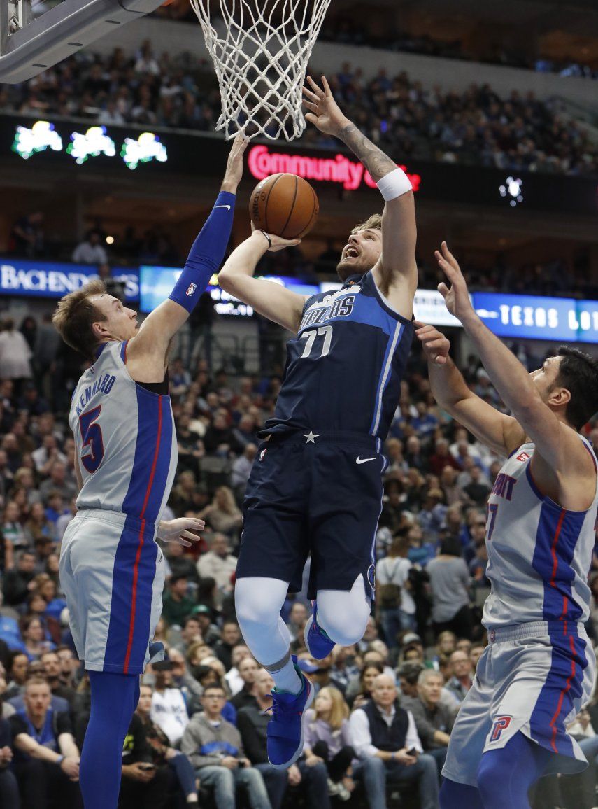 Doncic marca 32 puntos y Mavericks somete a Pistons, 106-101