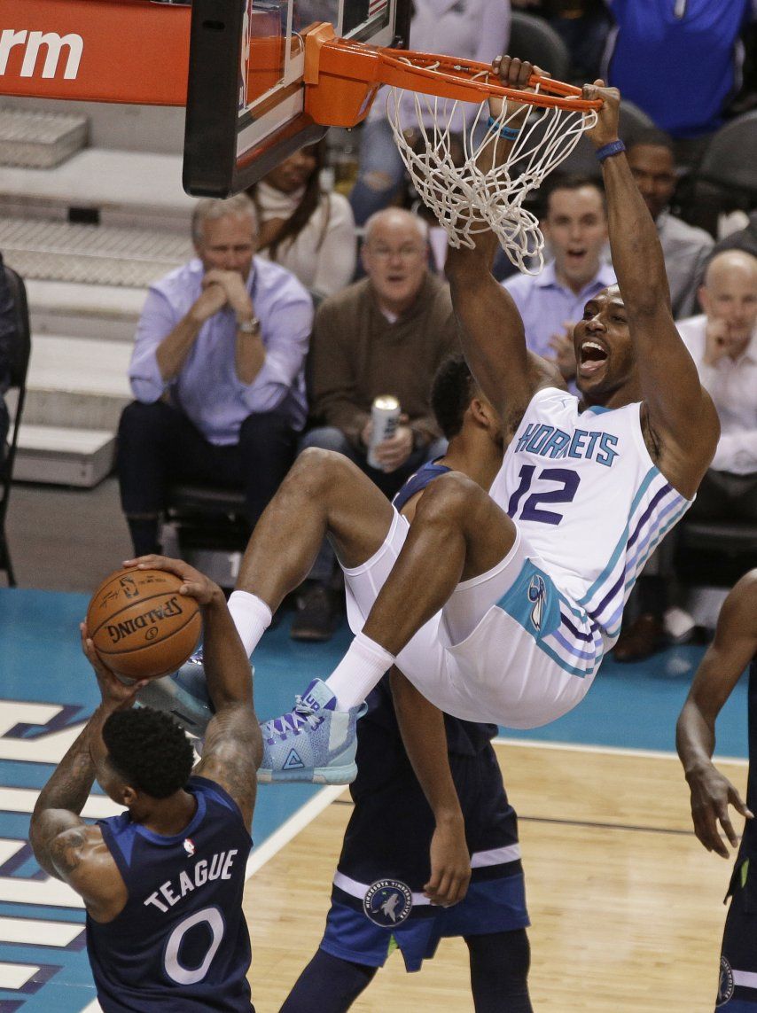 Gran actuación de Howard da triunfo a Hornets