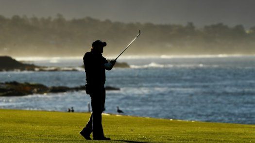 Estadounidense Mickelson gana torneo de la PGA de Pebble Beach
