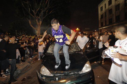 Cinco policí­as heridos en celebraciones por victoria de Lakers
