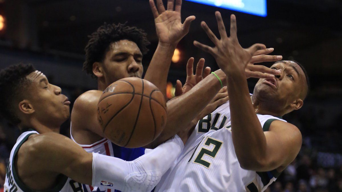 Termina campaña para Okafor, de 76ers, por lesión de rodilla