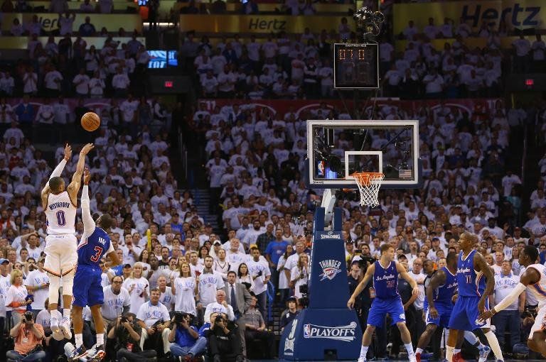 Oklahoma vence a los Clippers 105-104 y se adelanta 3-2 en la eliminatoria