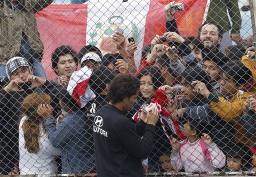 América: Colonia de peruanos disfruta presencia de su selección