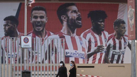 El Atlético confirma 2 positivos, pero viaja a Portugal