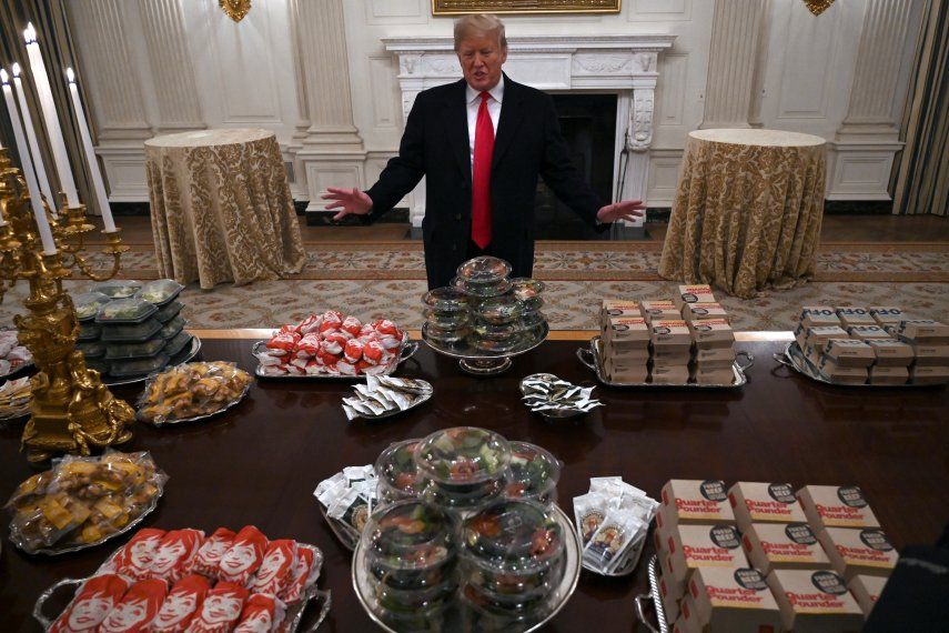Trump festeja a campeones universitarios con hamburguesas