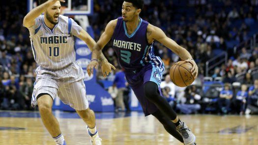 Walker anota 40, Hornets vencen a Orlando en tiempo extra