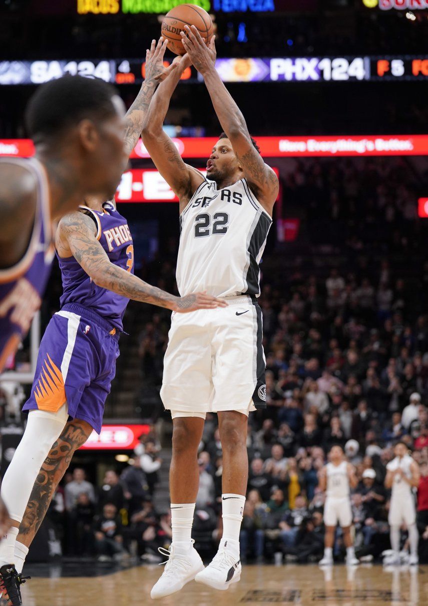 Gay da a Spurs triunfo de 126-124 sobre Suns