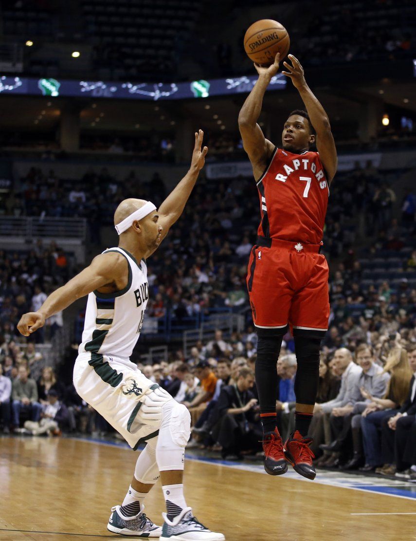 Lowry anota 25 puntos, Raptors vencen a Bucks