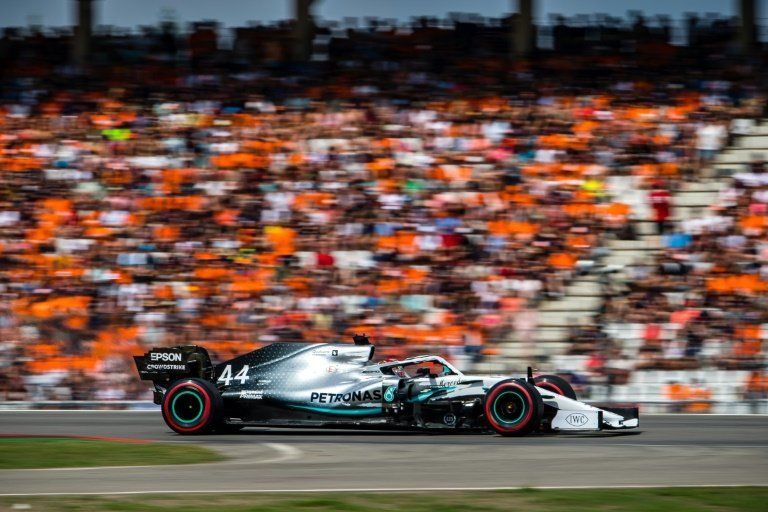 Hamilton sonríe en casa de un desafortunado Vettel