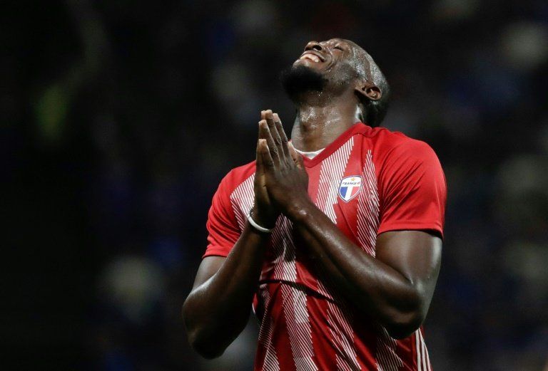 Bolt solo pide un coche negro para su aventura futbolística en Australia