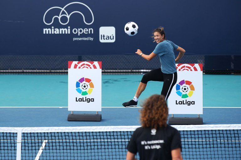 Muguruza y Puyol dan exhibición de fútbol-tenis en torneo de Miami