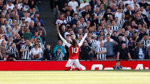 Arsenal gana al Newcastle y se toma el liderato en la Premier League