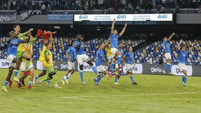 Napoli sigue líder de la Serie A con un Osimhen inspirado