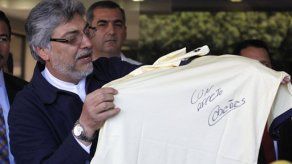 Presidente paraguayo visita a futbolista en México