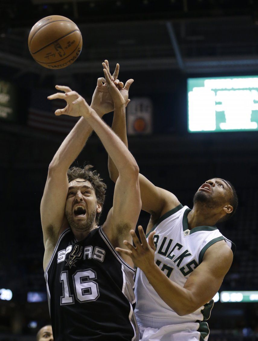 Spurs siguen perfectos como visitantes; vencen a Bucks