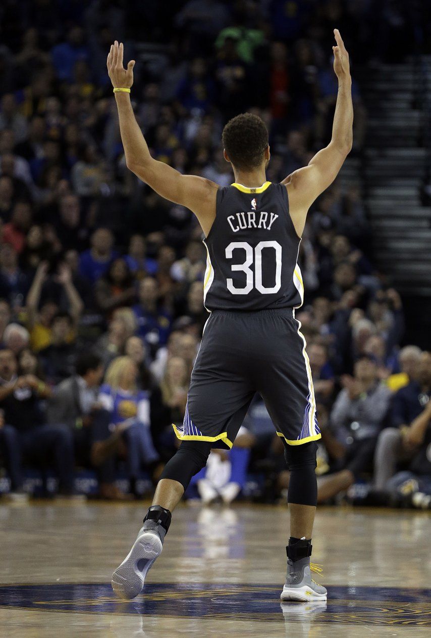 Curry supera mal inicio y guía a Warriors ante Pelicans