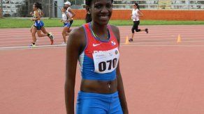 Kashani Ríos cae en la final del salto alto