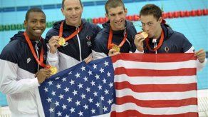 Phelps recibe oxí­geno y se da su segundo baño de oro