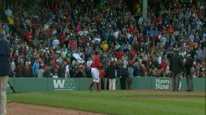 Espectadora recibe golpe accidental de bate en Fenway Park