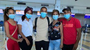 César Yanis junto a su familia en el Aeropuerto Internacional de Tocumen antes de partir a España para unirse al Real Zaragoza