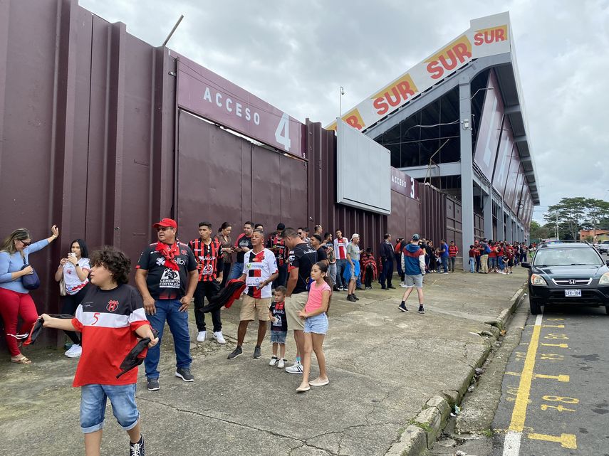 Fanáticos de Alajuelense y Santos en las afueras del estadio.