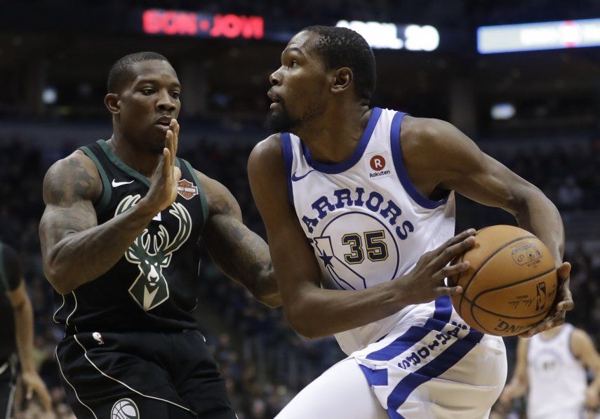 Durant luce en triunfo de Warriors en casa de Bucks