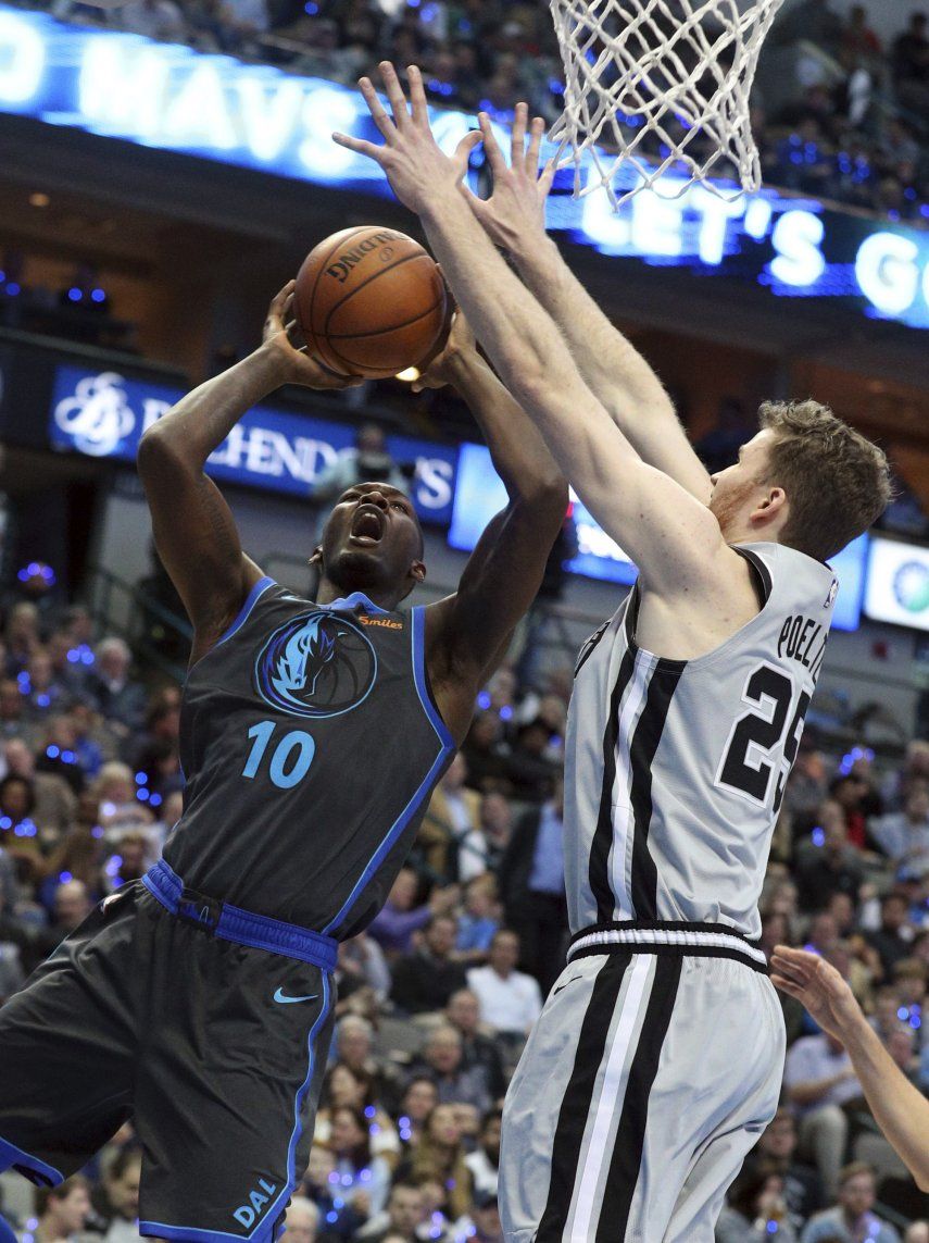 Spurs borra desventaja de 19 puntos y vence a Mavericks