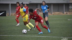 Marta Cox conduce el balón en el partido que Panamá Femenina venció a Aruba por 9-0 en las eliminatorias de Concacaf.