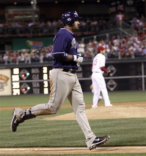 MLB: Padres 3, Filis 1; González batea dos jonrones